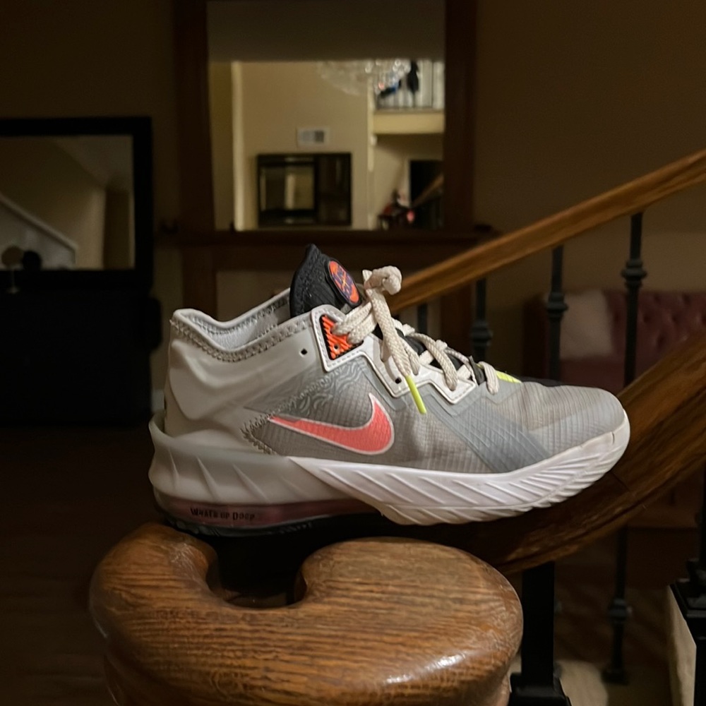 Space jam Lebron basketball shoes size 6Y. Good condition.